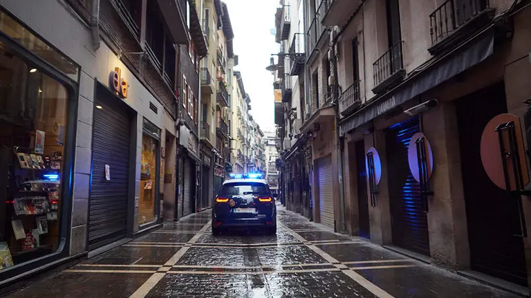 Un coche de la Polic&iacute;a Nacional por el casco viejo de Pamplona. ARCHIVO