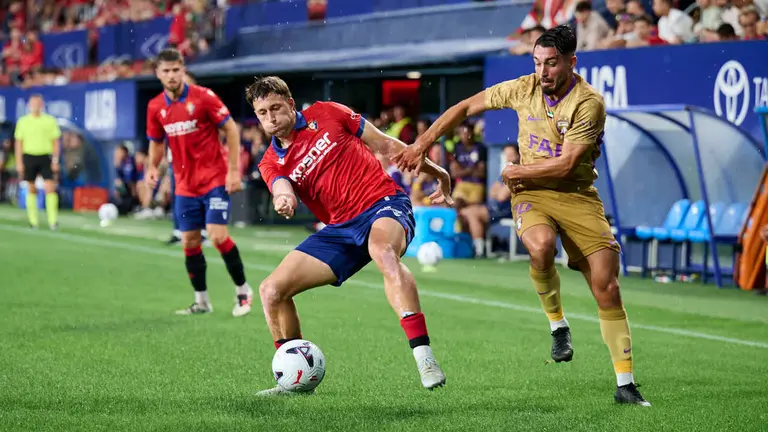 Osasuna se enfrenta al Al-Ain en el Sadar durante la pre temporada 2026-2027. PABLO LASAOSA
