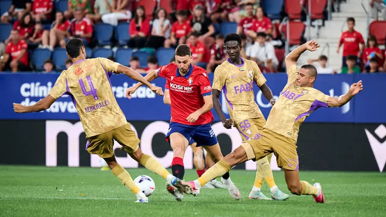 Osasuna se enfrenta al Al-Ain en el Sadar durante la pre temporada 2026-2027. PABLO LASAOSA