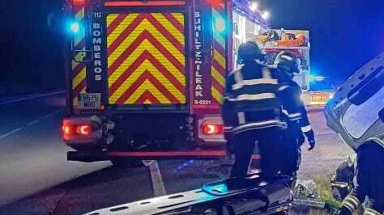 Imagen de archivo de los bomberos socorriendo un accidente en Navarra. BOMBEROS DE NAVARRA