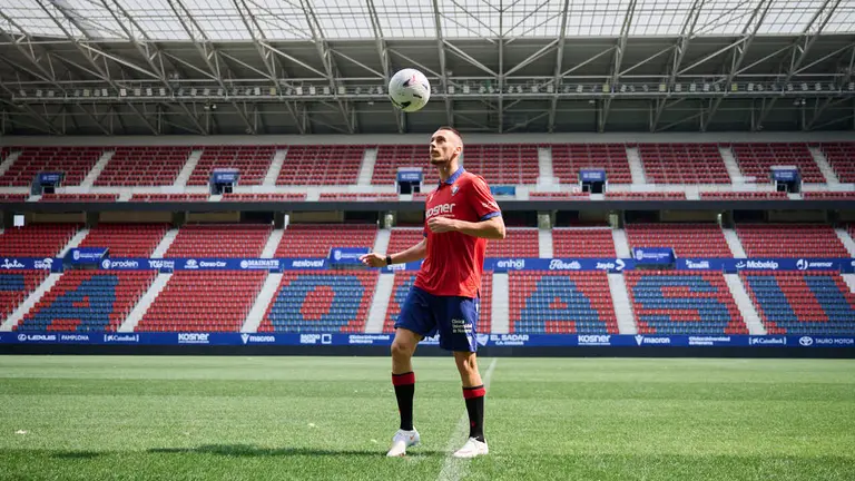 Osasuna presenta a su &uacute;ltimo fichaje, Jonathan Dubasin. PABLO LASAOSA