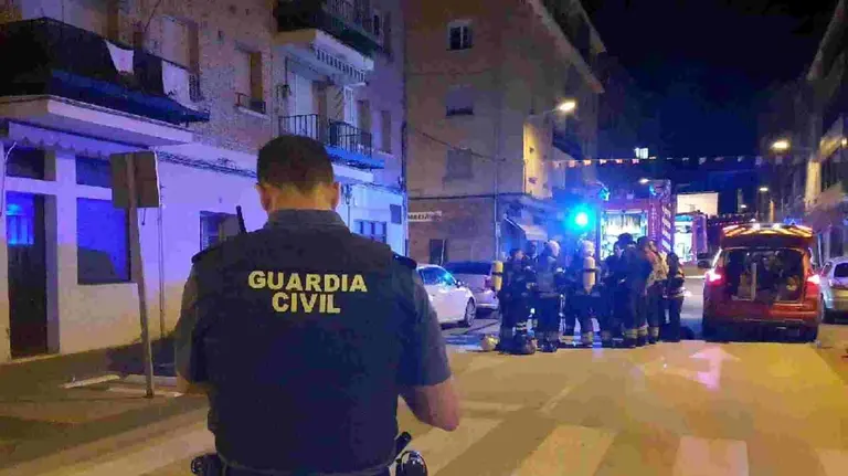 Un agente de la Guardia Civil ante la casa siniestrada en Lodosa. GUARDIA CIVIL