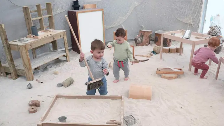 Varios ni&ntilde;os juegan en una escuela infantil en Pamplona. AYUNTAMIENTO DE PAMPLONA