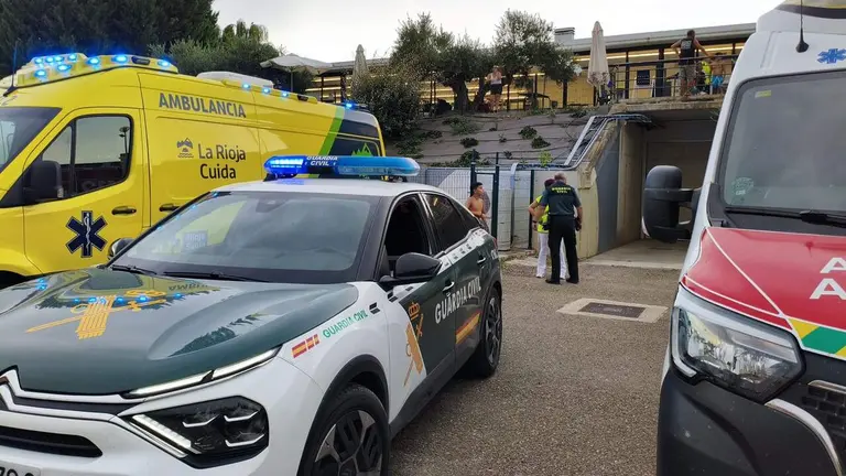 Efectivos de emergencias atienden a los afectados por la nube de cloro en las piscinas de Viana. GUARDIA CIVIL