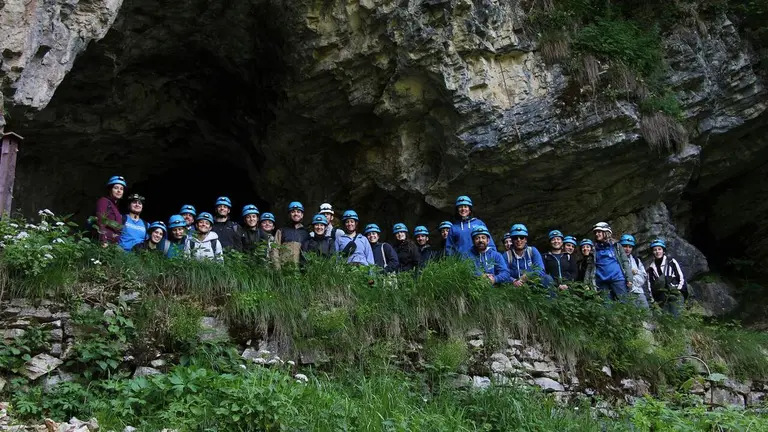 Inicio de una actividad en una cueva del Parque Natural del Monviso en Italia. UNIVERSIDAD P&Uacute;BLICA DE NAVARRA