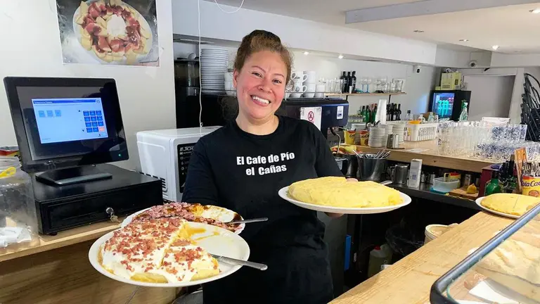 Luc&iacute;a muestra sus tortillas de patata en El caf&eacute; de Pio en Pamplona. Navarra.com
