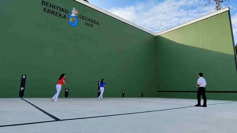 Partido femenino en la inauguraci&oacute;n del front&oacute;n de Legarda. AYUNTAMIENTO DE LEGARDA