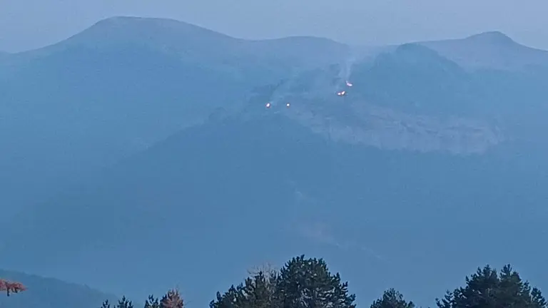 Vista de c&oacute;mo se encontraba el incendio en Urzainqui este s&aacute;bado. BOMBEROS DE NAVARRA
