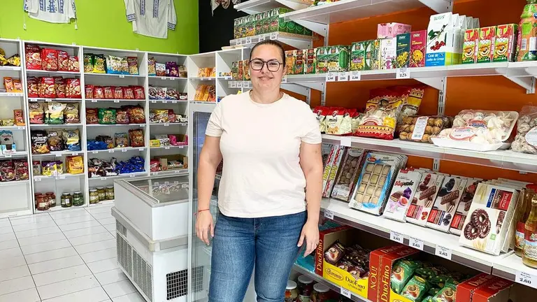 Andreea Cernea en su tienda de alimentaci&oacute;n A Casa en Pamplona. Navarra.com