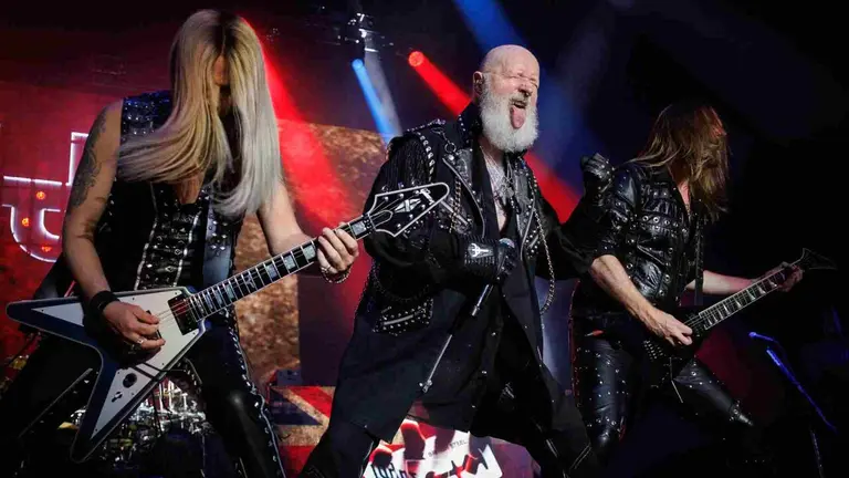 PAMPLONA, 18/08/2026.- La legendaria banda brit&aacute;nica de heavy metal Judas Priest durante el concierto que ha ofrecido este martes en el Navarra Arena de Pamplona, una de las dos &uacute;nicas citas del grupo en Espa&ntilde;a en 2026 en una gira vinculada a su &uacute;ltimo trabajo, 'Invincible Shield'. EFE/Villar L&oacute;pez