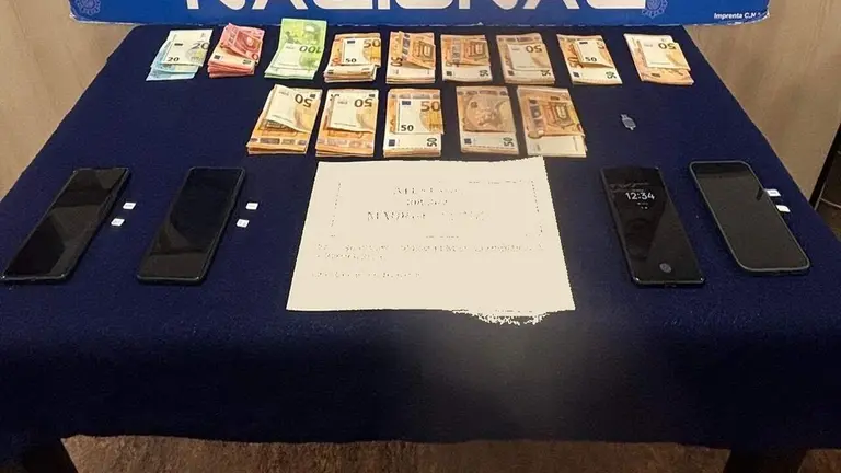 El dinero incautado al estafador. POLIC&Iacute;A NACIONAL