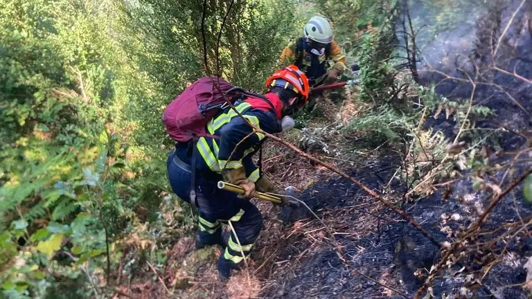 Bomberos en la labores de extinci&oacute;n del incendio de Urzainki. GOBIERNO DE NAVARRA