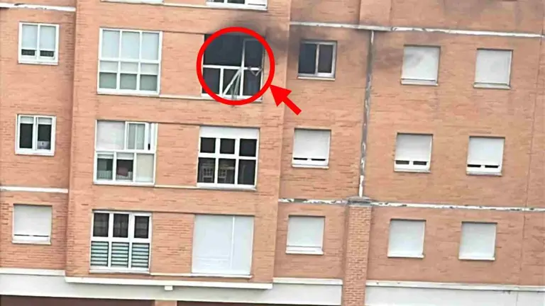La ventana de la vivienda desde la que se ha precipitado el ni&ntilde;o. NAVARRA.COM