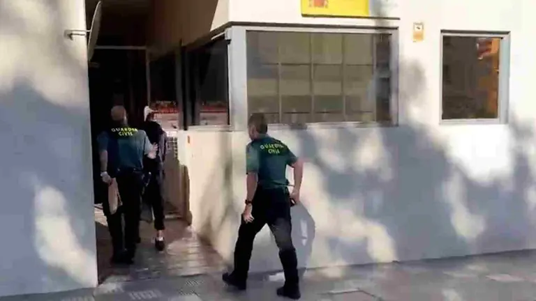 Momento en el que el detenido es conducido al cuartelillo en Ribaforada. GUARDIA CIVIL