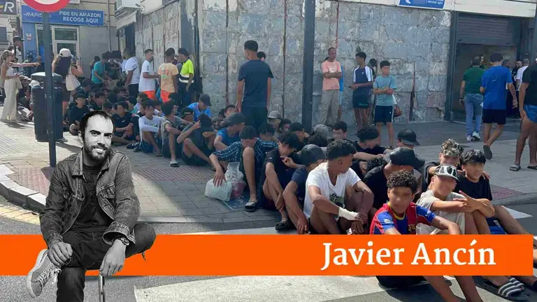 Un grupo de menores espera para ser filiado en una comisar&iacute;a de la Polic&iacute;a Nacional en Ceuta. EUROPA PRESS