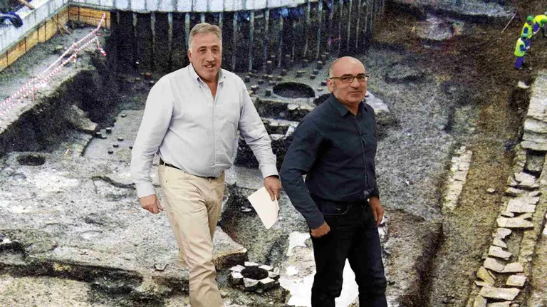 Fotomontaje de Joseba Asiron y Joxe Abaurea sobre una imagen de los restos arqueol&oacute;gicos de la Plaza del Castillo.