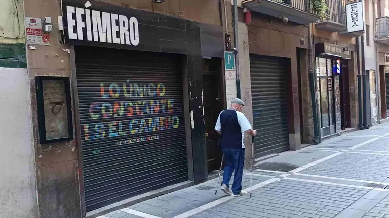 Persiana bajada del restaurante Ef&iacute;mero de Pamplona, en la calle San Gregorio. NAVARRA.COM