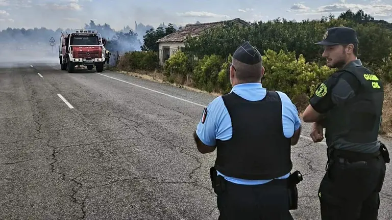 Efectivos de emergencias en el lugar del incendio. GUARDIA CIVIL
