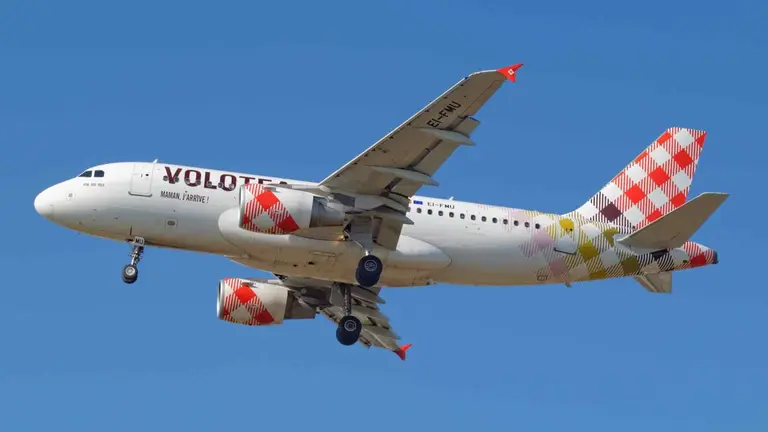 Un avi&oacute;n de Volotea en pleno vuelo. DYLAN AGBANI / WIKIPEDIA