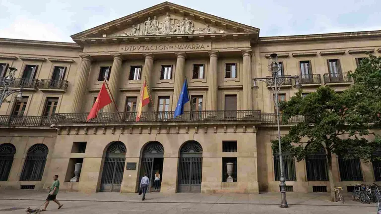 Funcionarios entrando a trabajar a la sede del Gobierno de Navarra. NAVARRA.COM