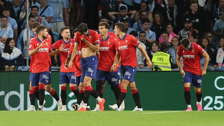 Los jugadores de Osasuna celebran su segundo gol durante el partido correspondiente a la primera jornada de la Liga EA Sports celebrado en el Estadio de Bala&iacute;dos de Vigo este jueves. EFE/Salvador Sas.