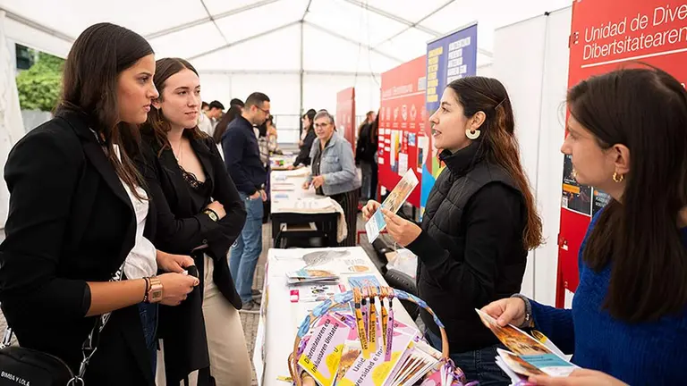 Estudiantes, en la jornada de bienvenida del curso pasado. UNIVERSIDAD P&Uacute;BLICA DE NAVARRA