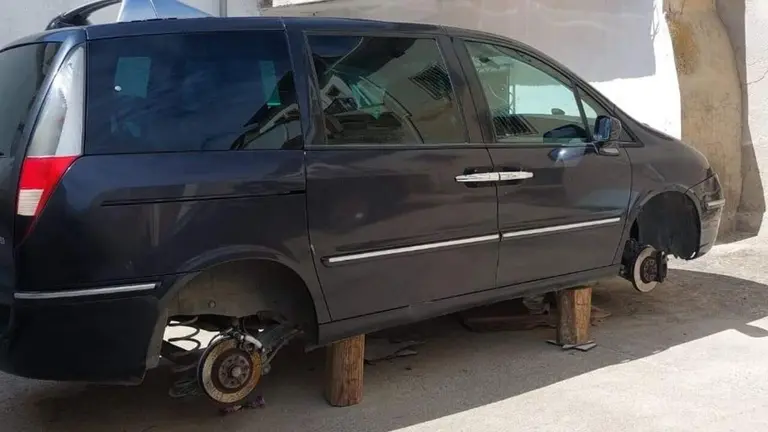 Coche al que han robado las ruedas en Caparroso. GUARDIA CIVIL