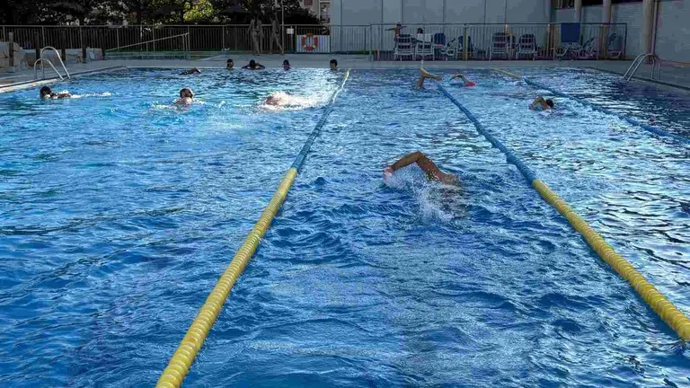 Nadadores en la piscina de Larrabide. CEDIDA