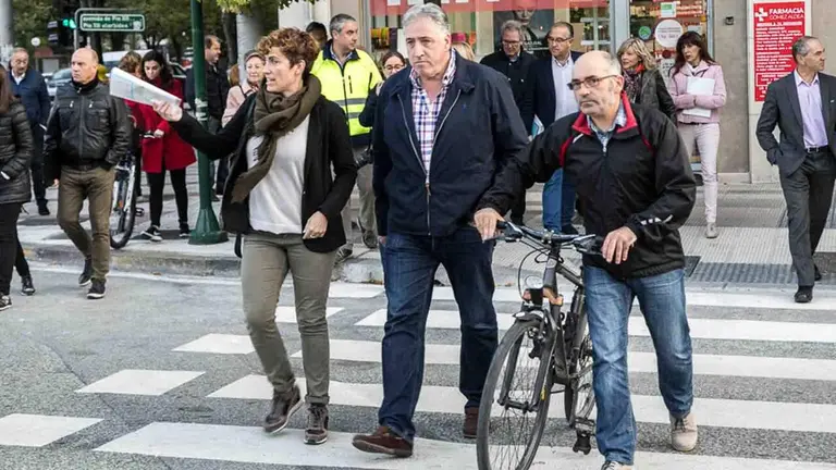 La comisión y la Gerencia de Urbanismo, con el alcalde Joseba Asiron, durante una visita anterior a las obras de Pío XII. IÑIGO ALZUGARAY