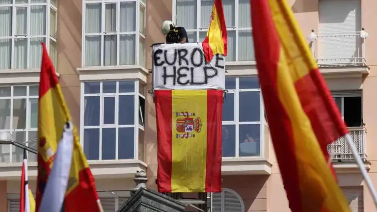 Los bomberos de Ceuta han convocado una concentraci&oacute;n este lunes ante la sede de la Delegaci&oacute;n del Gobierno que pretende reunir a todos los servicios de primera l&iacute;nea de la ciudad para reclamar "medios, recursos y soluciones" por la crisis que afecta a la autonom&iacute;a ceut&iacute;. EFE/Reduan