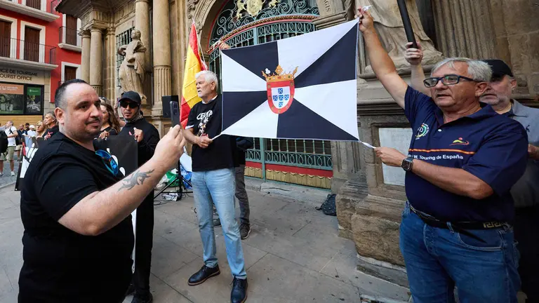 Concentraci&oacute;n "en defensa de Ceuta y la integridad nacional" en la Plaza del Ayuntamiento de Pamplona. NAVARRA.COM