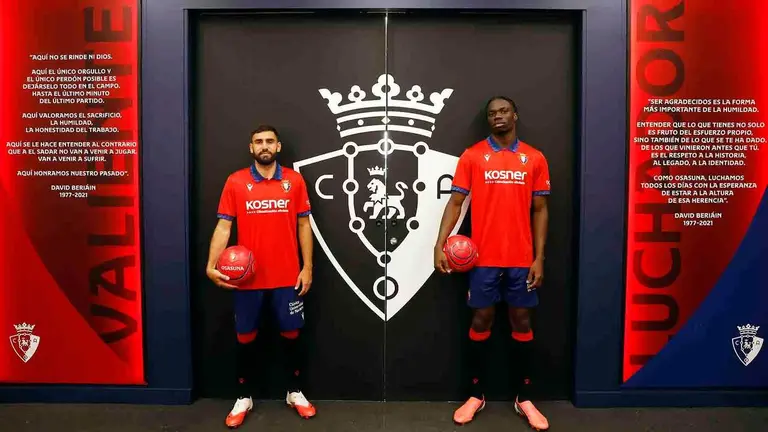 El atacante franc&eacute;s Romain Del Castillo (i) y el central gan&eacute;s Rockson Yeboah han llegado a Osasuna para "darlo todo" por su nuevo equipo y tener una oportunidad de debutar en la Liga espa&ntilde;ola. En conferencia de prensa en el estadio de El Sadar, Del Castillo, procedente del Brest franc&eacute;s, ha asegurado que siempre le ha gustado y siempre ha tenido "el sue&ntilde;o de jugar en la Liga espa&ntilde;ola". Al respecto, ha comentado que Osasuna es "un club asentado en la Liga espa&ntilde;ola", lo que para &eacute;l es "muy positivo". &Eacute;sta era "la ocasi&oacute;n perfecta de ver otras cosas, de ver otras competiciones", ha afirmado. Por su parte, Rockson Yeboah, procedente del IFK G&ouml;teborg sueco, ha reconocido que para &eacute;l "este a&ntilde;o va a ser muy especial". Ya sabe lo que Luis Miguel Ramis espera de &eacute;l y est&aacute; "preparad&iacute;simo para darlo todo, esperando que me den la oportunidad". EFE/ Jes&uacute;s Diges