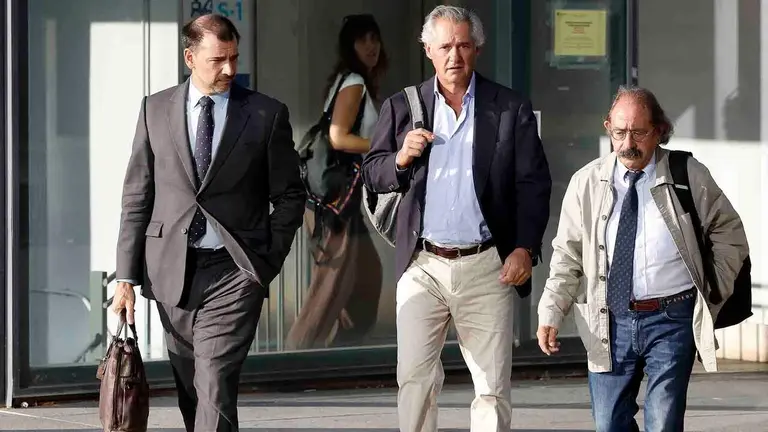 El presidente de Acciona, Jos&eacute; Manuel Entrecanales, ha acudido este viernes al Palacio de Justicia de Navarra para declarar como investigado por su incomparecencia en dos ocasiones ante la comisi&oacute;n de investigaci&oacute;n del Parlamento de Navarra sobre licitaciones y adjudicaciones de obras p&uacute;blicas del Gobierno foral.Alrededor de las nueve de la ma&ntilde;ana, con una hora de antelaci&oacute;n sobre el horario previsto para su comparecencia en el juzgado de Instrucci&oacute;n n&uacute;mero 5, ha accedido al edificio acompa&ntilde;ado por abogados. A su llegada, en declaraciones a EFE, ha reconocido su disposici&oacute;n a declarar. "Si, claro", ha dicho al ser preguntado al respecto. Al tratarse de la fase de instrucci&oacute;n su declaraci&oacute;n no tiene car&aacute;cter de audiencia p&uacute;blica. EFE/ Jes&uacute;s Diges