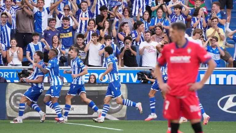 El jugador del Alav&eacute;s Lucas Boy&eacute; (i), celebra su gol durante el encuentro correspondiente a la cuarta jornada de Laliga EA Sports que disputan este domingo Alav&eacute;s y Osasuna en el estadio de Mendizorroza, en Vitoria.EFE/ Adri&aacute;n Ruiz Hierro.