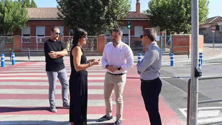 Tudela estrena un nuevo sistema con sem&aacute;foros y pilonas para proteger a los alumnos del colegio Griseras.
