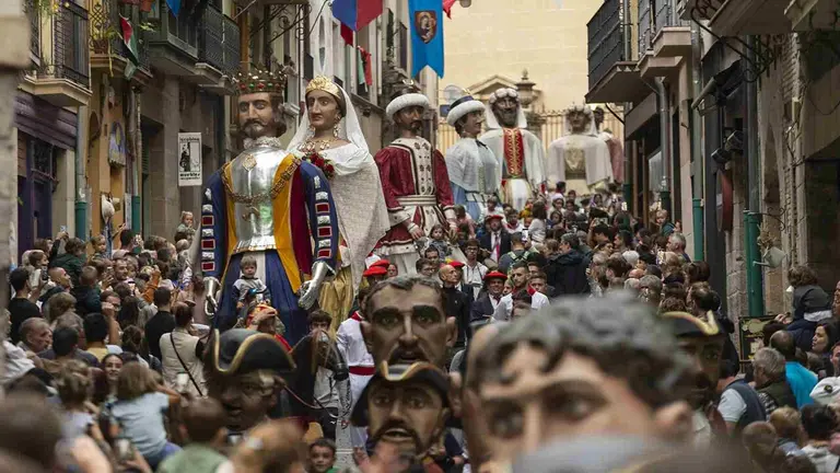 Gigantes de Pamplona en la calle Curia durante la celebraci&oacute;n del Privilegio de la Uni&oacute;n en 2025. AYUNTAMIENTO DE PAMPLONA