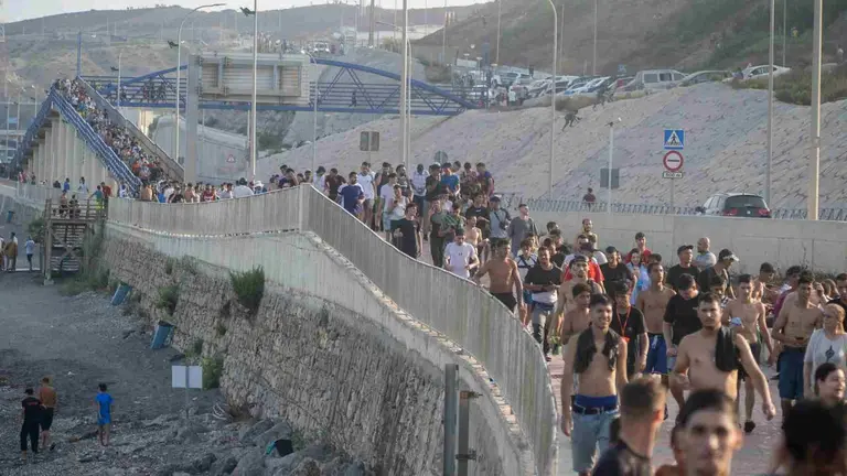 Miles de marroqu&iacute;es celebran haber traspasado la frontera entre Ceuta y Marruecos. EUROPA PRESS