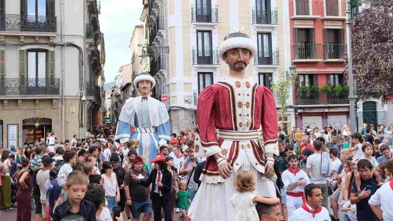 Gigantes de Pamplona en las calles por el Privilegio de la Uni&oacute;n. AYUNTAMIENTO DE PAMPLONA
