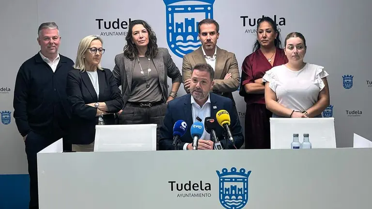 Alejandro Toquero, junto al equipo de gobierno municipal de Tudela. AYUNTAMIENTO DE TUDELA