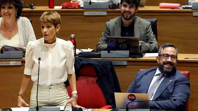 La presidenta del Gobierno de Navarra, Mar&iacute;a Chivite, ha anunciado este jueves que la Comunidad foral acoger&aacute; a cinco ni&ntilde;as migrantes llegadas a Ceuta, mientras ha criticado la acci&oacute;n del Gobierno central en las primeras horas de la llegada de migrantes porque "debi&oacute; ser m&aacute;s &aacute;gil". Chivite ha respondido as&iacute; a las preguntas de m&aacute;xima actualidad del primer pleno de control al Ejecutivo del nuevo curso pol&iacute;tico que se celebra este jueves en el Parlamento foral, donde Ceuta ha centrado las primeras preguntas de los grupos EH Bildu y UPN. EFE/ Jes&uacute;s Diges