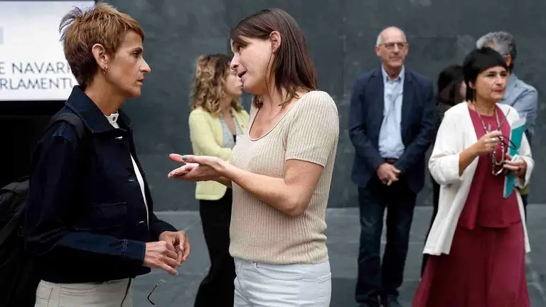 La presidenta del Gobierno de Navarra, Mar&iacute;a Chivite, la Vicepresidenta tercera y consejera de Vivienda, Juventud y Pol&iacute;ticas Migratorias Bego&ntilde;a Alfaro (2i) y la portavoz de EH Bildu Laura Aznal (d), en el atrio del Parlamento antes de comenzar el Pleno que, entre otras cuestiones debate la situaci&oacute;n que se vive en Ceuta y la pol&iacute;tica del Gobierno de Navarra en relaci&oacute;n con los menores migrantes no acompa&ntilde;ados y que centran el primer pleno del Parlamento Foral del nuevo curso pol&iacute;tico. EFE/ Jes&uacute;s Diges