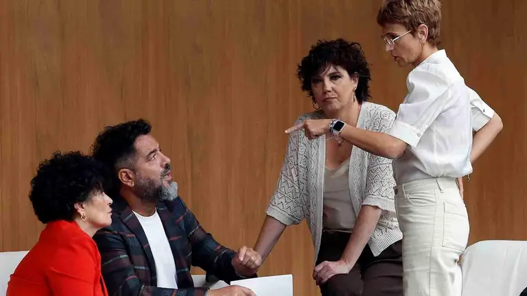 La presidenta del Gobierno de Navarra, Mar&iacute;a Chivite (d), la Consejera de Interior, Funci&oacute;n P&uacute;blica y Justicia Inmaculada Jur&iacute;o (i) y los parlamentarios del PSN, Ainhoa Unzu (2d) y Ram&oacute;n Alzorriz, en el atrio del Parlamento antes de comenzar el Pleno que, entre otras cuestiones debate la situaci&oacute;n que se vive en Ceuta y la pol&iacute;tica del Gobierno de Navarra en relaci&oacute;n con los menores migrantes no acompa&ntilde;ados y que centran el primer pleno del Parlamento Foral del nuevo curso pol&iacute;tico. EFE/ Jes&uacute;s Diges