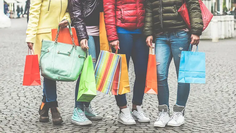 Varias personas de compras. AYUNTAMIENTO DE PAMPLONA
