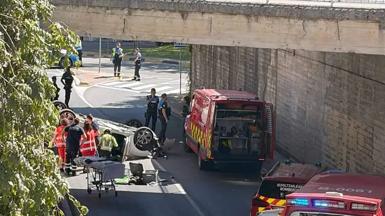 Los bomberos auxilian a la mujer herida tras precipitarse por la pasarela de Abejeras con su coche. NAVARRA.COM