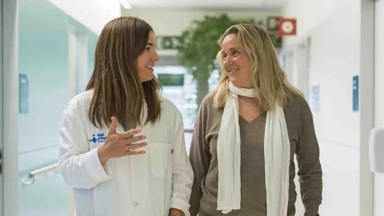 Nuria Garcia y Ana zabalza en el CENCAT del Hospital Vall d'Hebron de Barcelona. FUNDACI&Oacute;N LA "CAIXA"