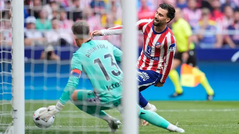 Aitor Fern&aacute;ndez, de espaldas, ante Baena en el partido Atl&eacute;tico de Madrid - Osasuna. Foto Europa Press.