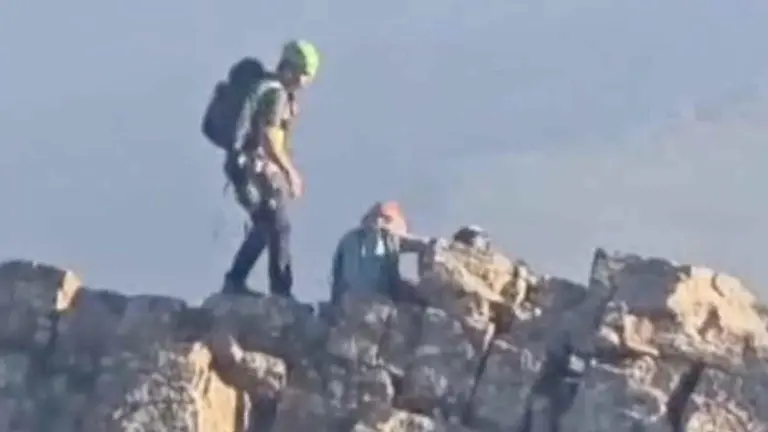 La Guardia Civil rescata a unos escaladores enriscados. GUARDIA CIVIL