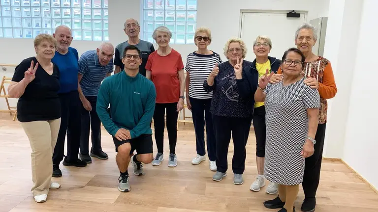 Maxim P&eacute;rez, de rodillas, junto a sus clientes de Salud Activa en Pamplona. Navarra.com