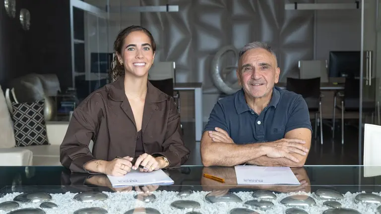 Lidia R&iacute;os, directora corporativa de R&iacute;os Renovables, y Paolo D&rsquo;Innocenti, director general de Barter, durante la firma de la alianza para el desarrollo de nuevos barrios solares. CEDIDA