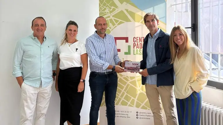 Entrega del cheque de la donaci&oacute;n al Centro Padre Lasa. CEDIDA